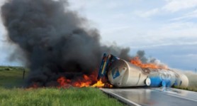 FOTO // O autocisternă condusă de un basarabean s-a răsturnat și a luat foc pe o șosea din România. Pompierii au izolat zona